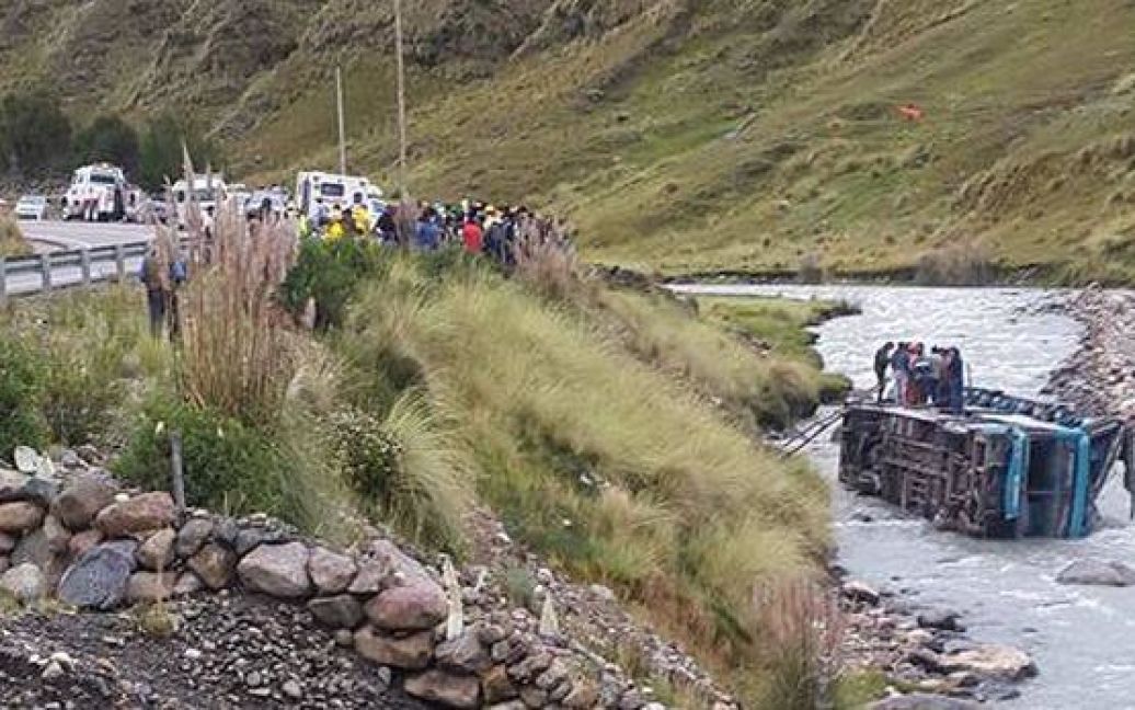 В Перу автобус упал в реку / © El Comercio