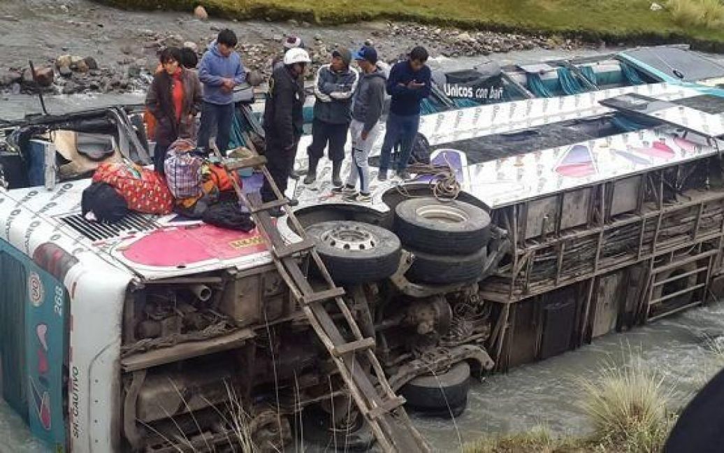 В Перу автобус упал в реку / © 