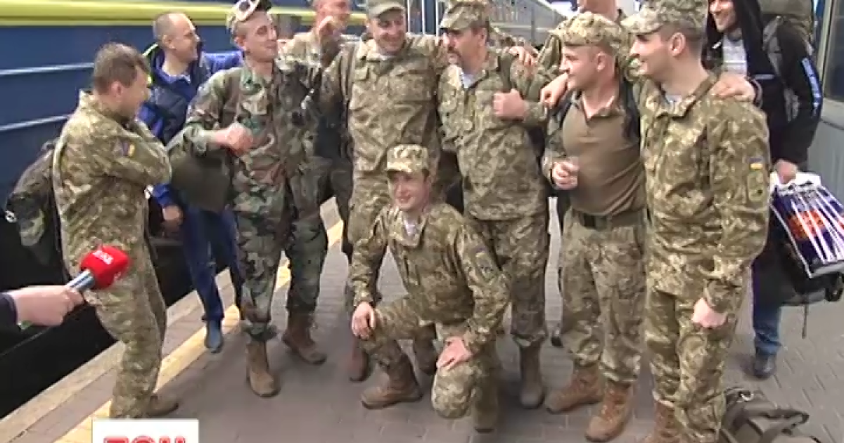 Украинские военные возвращаются из АТО