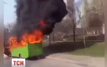 В Харькове на дороге загорелась маршрутка с пассажирами