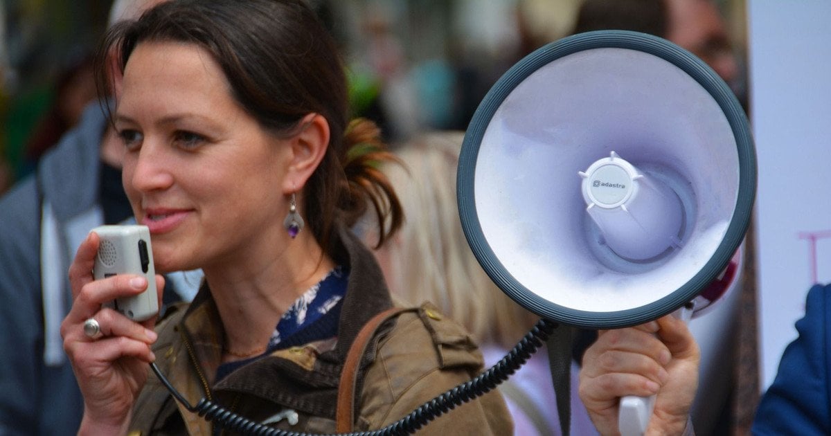 Жінка з мегафоном