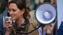 Женщина с мегафоном