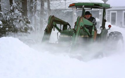 Очистка снега по-сахалински: сеть всколыхнуло видео, как в России трактор сметает снег вместе с автомобилями
