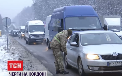 Сотні машин у чергах на польсько-українському кордоні: заробітчани масово повертаються додому