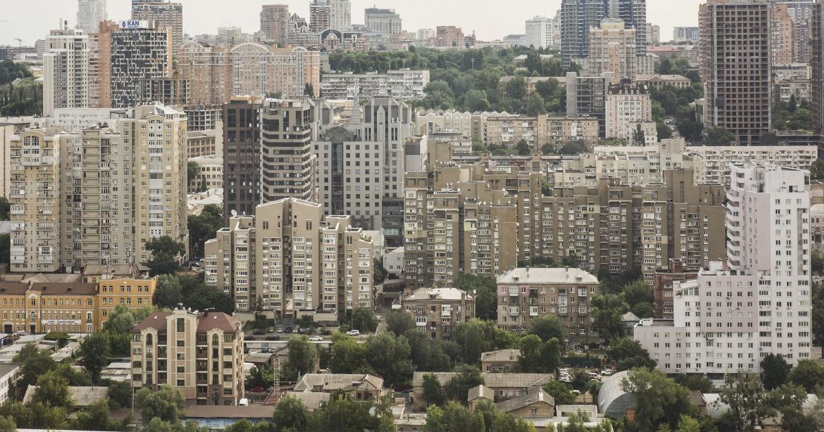 Самогубство в Києві. Чоловік вистрибнув з 24-го поверху через сварку з коханою