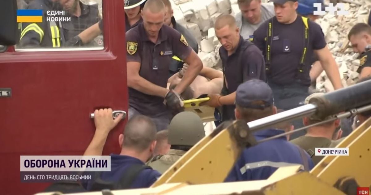 После 20 часов поиска из-под завалов разбомбленного дома в Часовом Яру достали живого мужчину