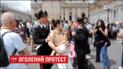 На День матері оголена активістка "Фемен" годувала грудьми дитину у Ватикані