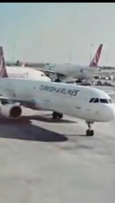 Два літаки не розминулися в аеропорту Стамбула