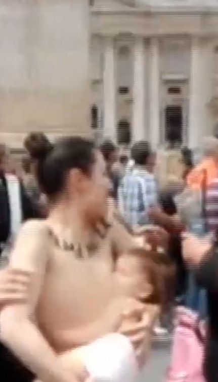 На День матері оголена активістка "Фемен" годувала грудьми дитину у Ватикані
