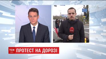 Жители двух многоэтажек перекрыли шоссе в Киеве и вызвали масштабные пробки