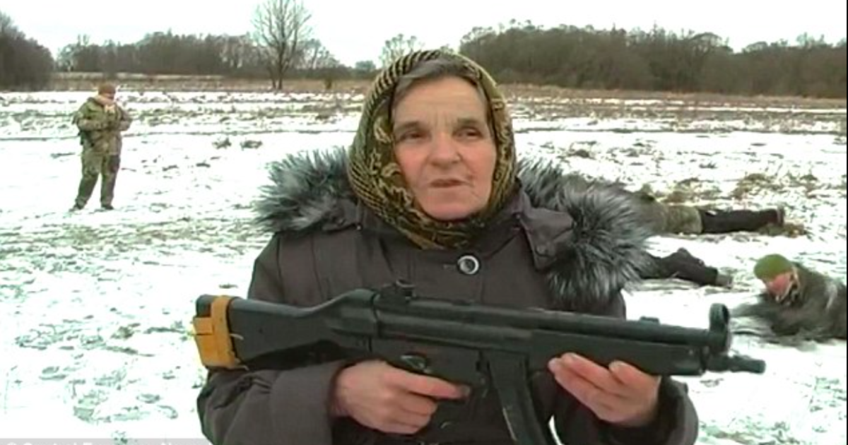 Після завершення навчання бабуся готова піти на фронт / © Central European News