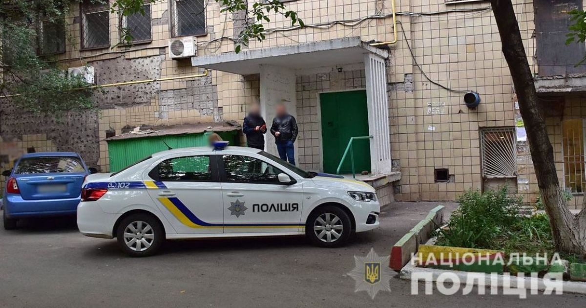 “Допоможіть, мого тата зарізав знайомий”: в Маріуполі чоловік на очах у дітей вбив хлопця колишньої дружини і забарикадувався з донькою