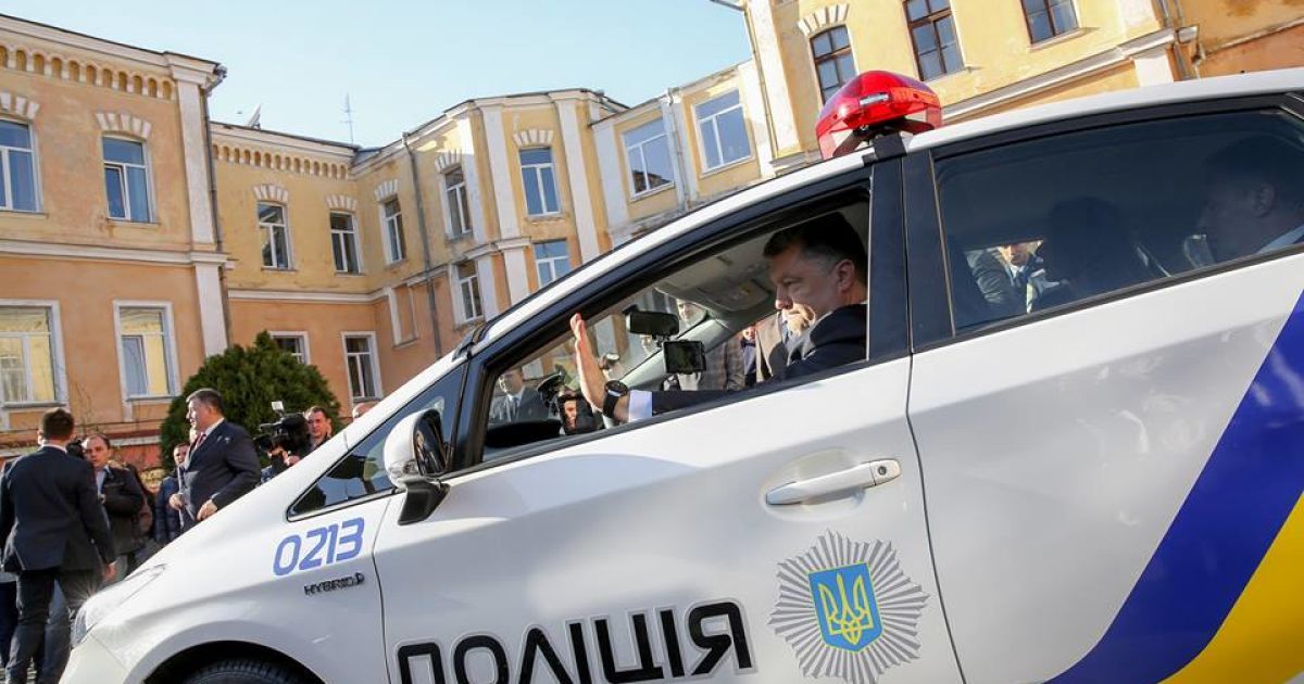 Порошенко в Одесі покатався на новому патрульному авто