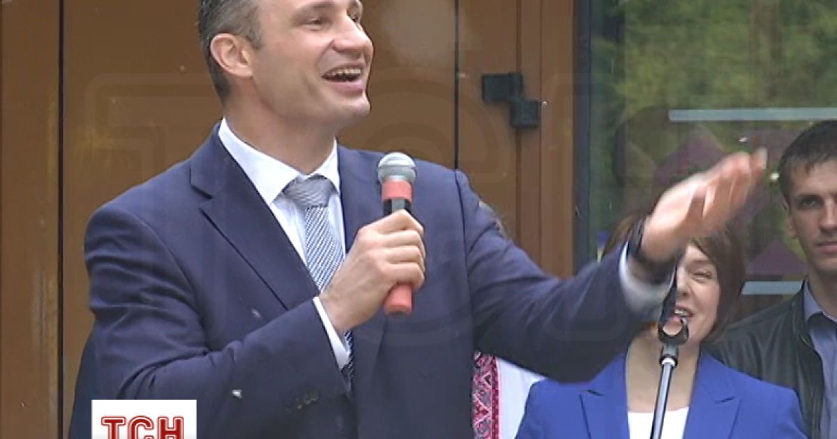 Виталий Кличко спел на празднике последнего звонка