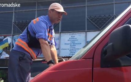 Водитель украинского телеканала провез на капоте парковщика