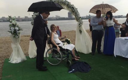 Волонтер Зинкевич вышла замуж под ливнем и со свадебным реанимобилем