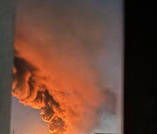 Пожежа в Луцьку після атаки у ніч проти 1 січня / © Ігор Поліщук