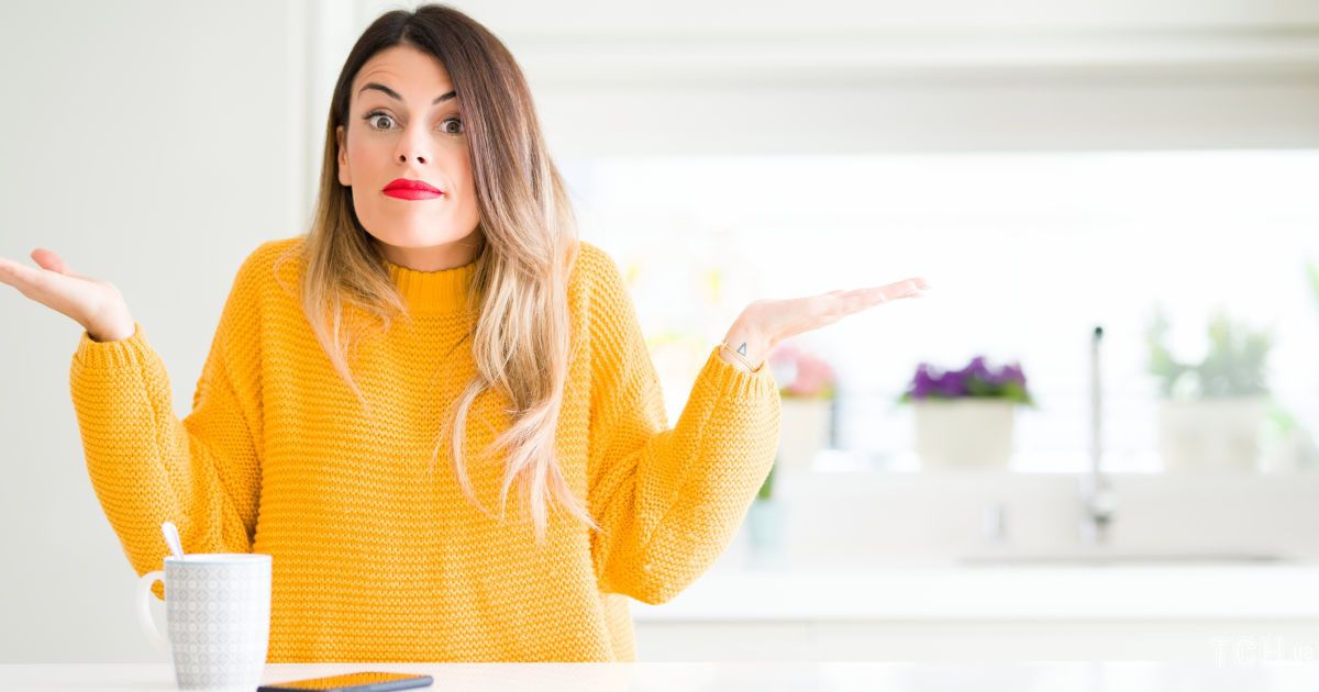 Як вдягти одяг не змастивши його косметикою