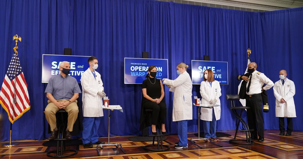 Пенс вакцинувався_2 / © Associated Press