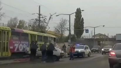 В Одессе автомобиль сбил человека и влетел в трамвай