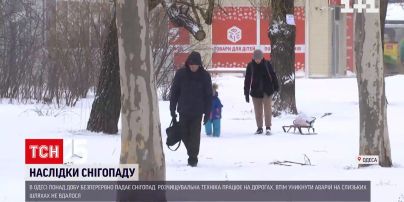 В Одесі через рясний сніг позамітало шляхи та тротуари