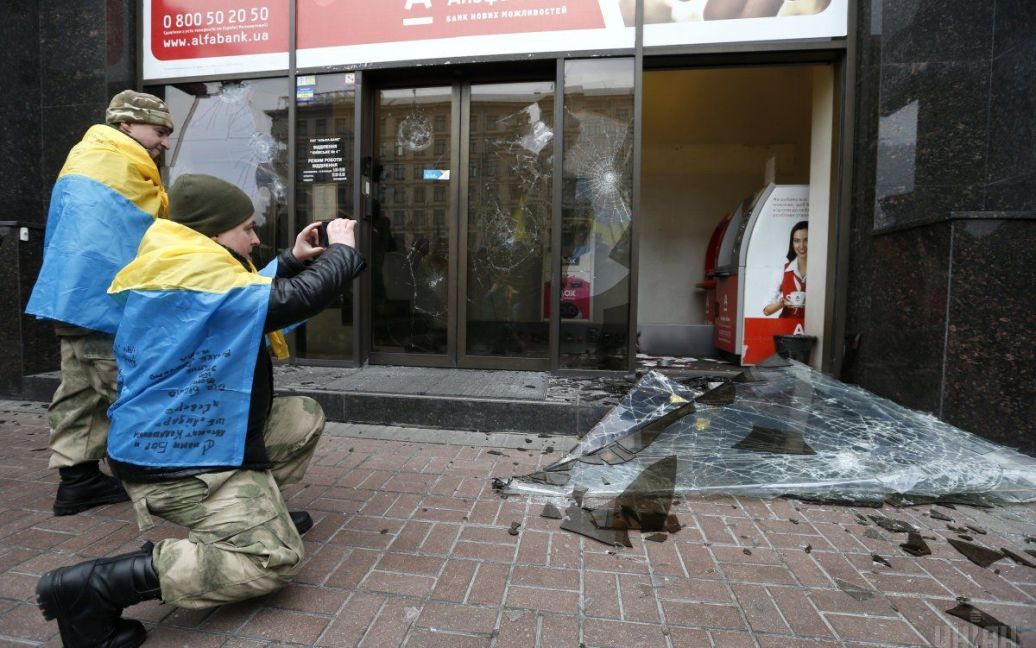 Разбитое отделения "Альфа банка" на Крещатике в Киеве / © УНИАН