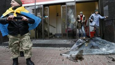 розтрощений Альфа банк на Хрещатику_2 / © УНІАН