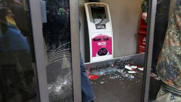 розтрощений Альфа банк на Хрещатику_6 / © УНІАН