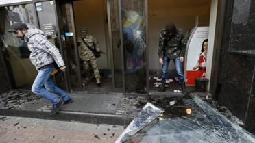 розтрощений Альфа банк на Хрещатику_7 / © УНІАН