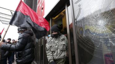 розтрощений Альфа банк на Хрещатику_3 / © УНІАН