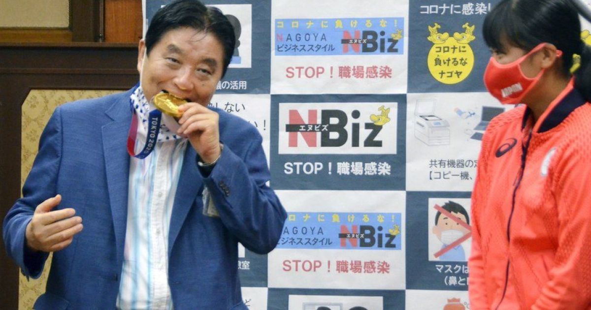 Олимпийская чемпионка получит новую медаль: предыдущую покусал мэр ее города