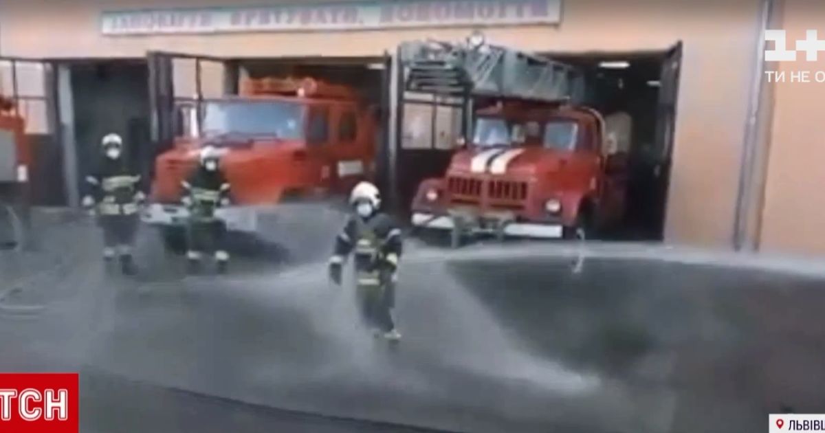 У Червонограді вогнеборці провели на пенсію колегу, обливши з пожежних стволів