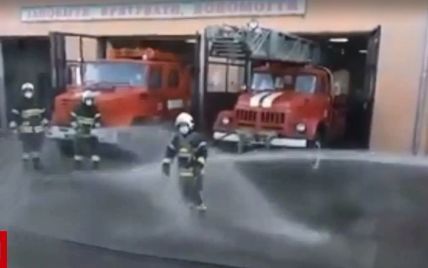 В Червонограде спасатели провели на пенсию коллегу, облив из пожарных стволов