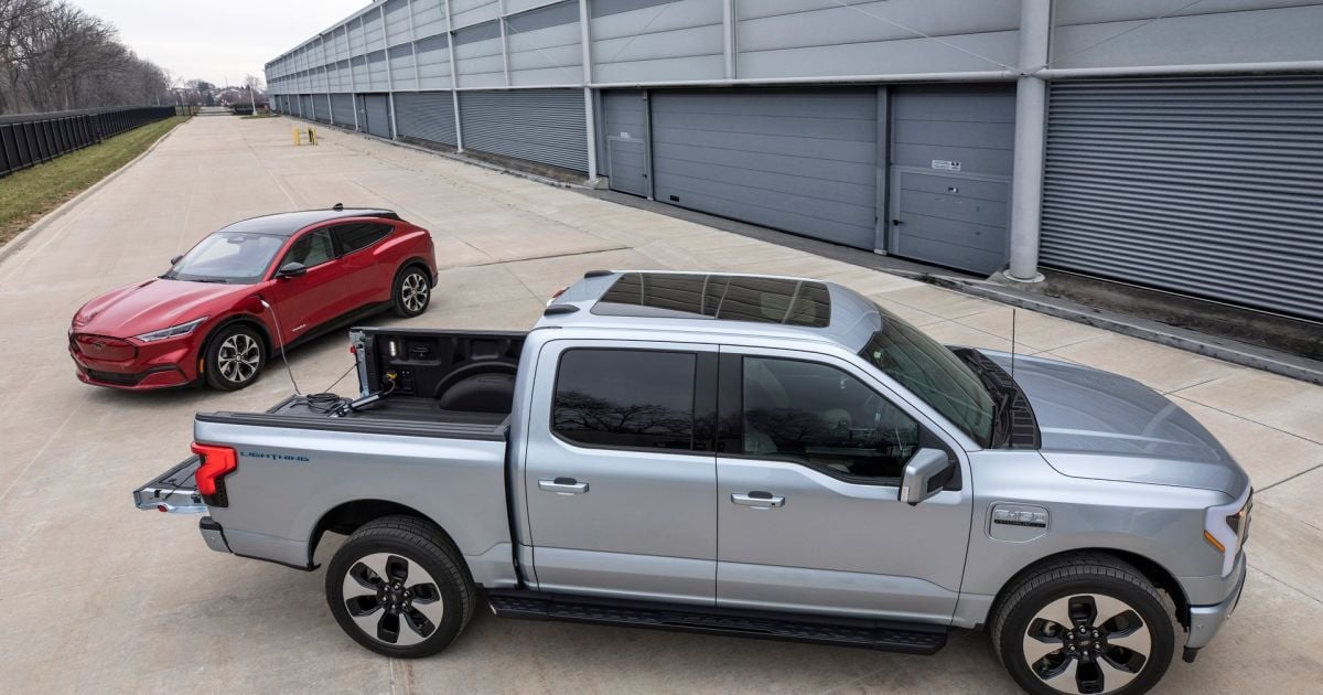 Пикап Ford, "взорвавший" рынок продаж, научили заряжать электромобили любых брендов: видео