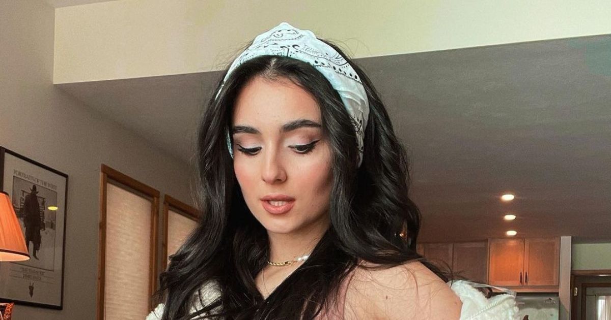 Анна Тринчер в откровенном боди поцеловалась с полуобнаженной подругой