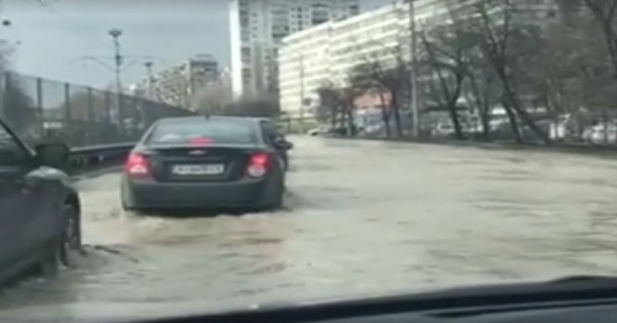 На столичной улице произошел настоящий потоп
