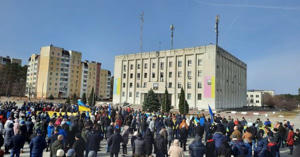 Occupiers’ tanks were seen on streets of Slavutych – Chornobyl nuclear power plant’s satellite town. Local civilians went out, carrying Ukrainian flags