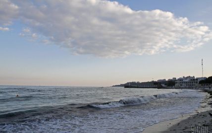 В Одесі дівчина загинула після того, як її змило з пірсу у море