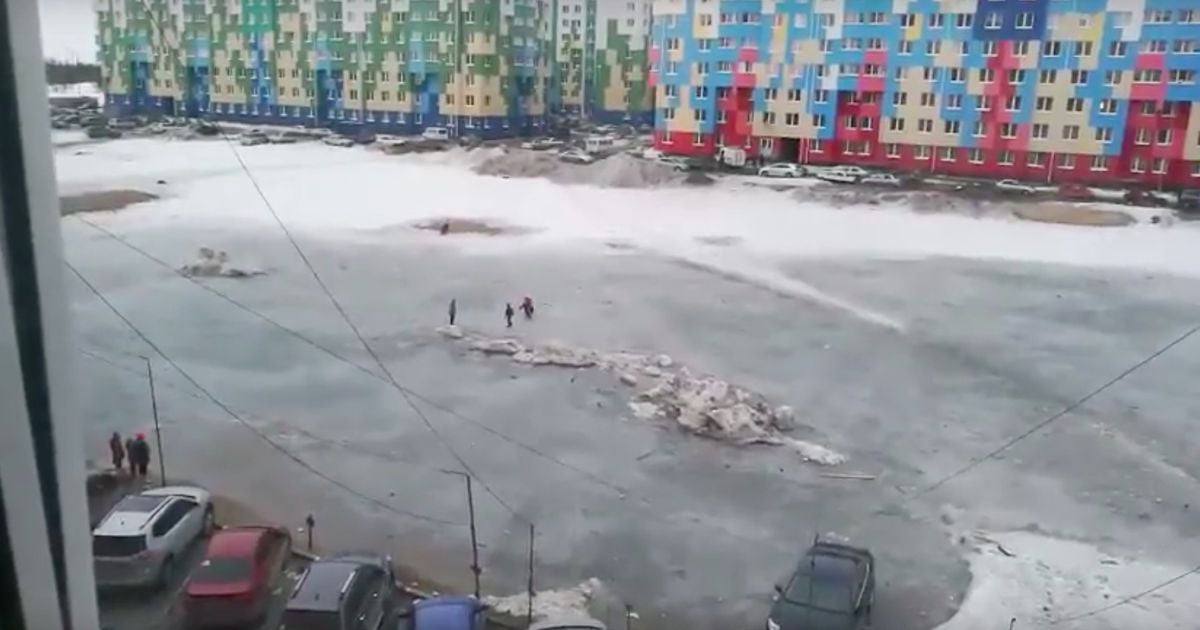 В России МЧСники спасли детей, которые застряли на ледяной луже посреди двора