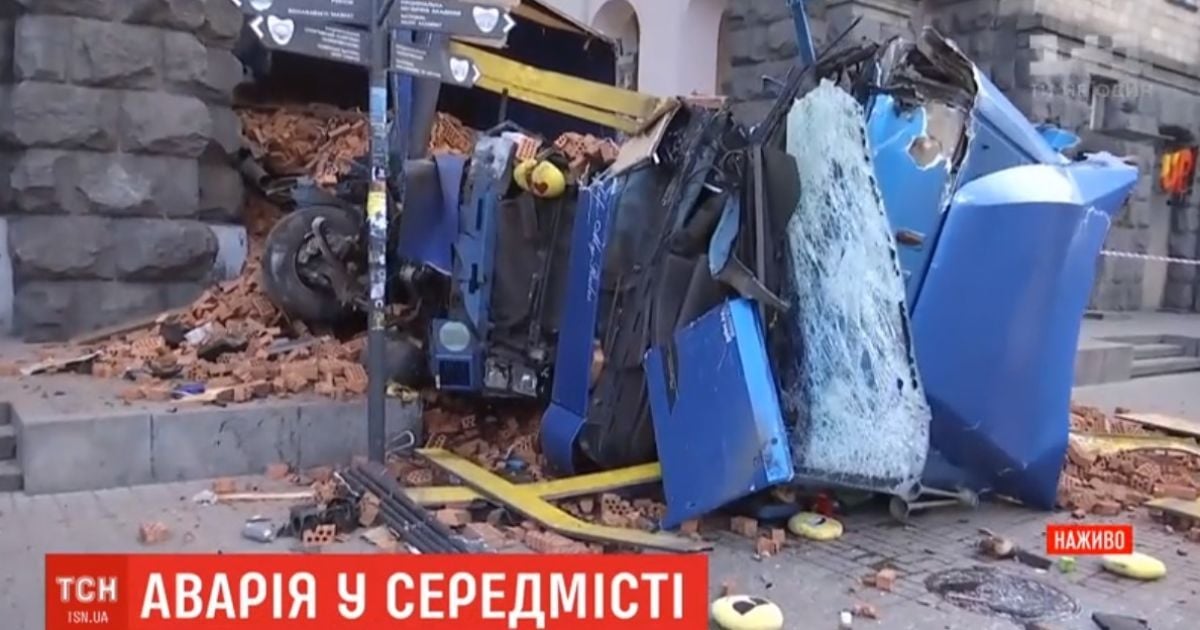 Хрещатик у цеглі: навпроти КМДА на тротуарі перекинулася фура