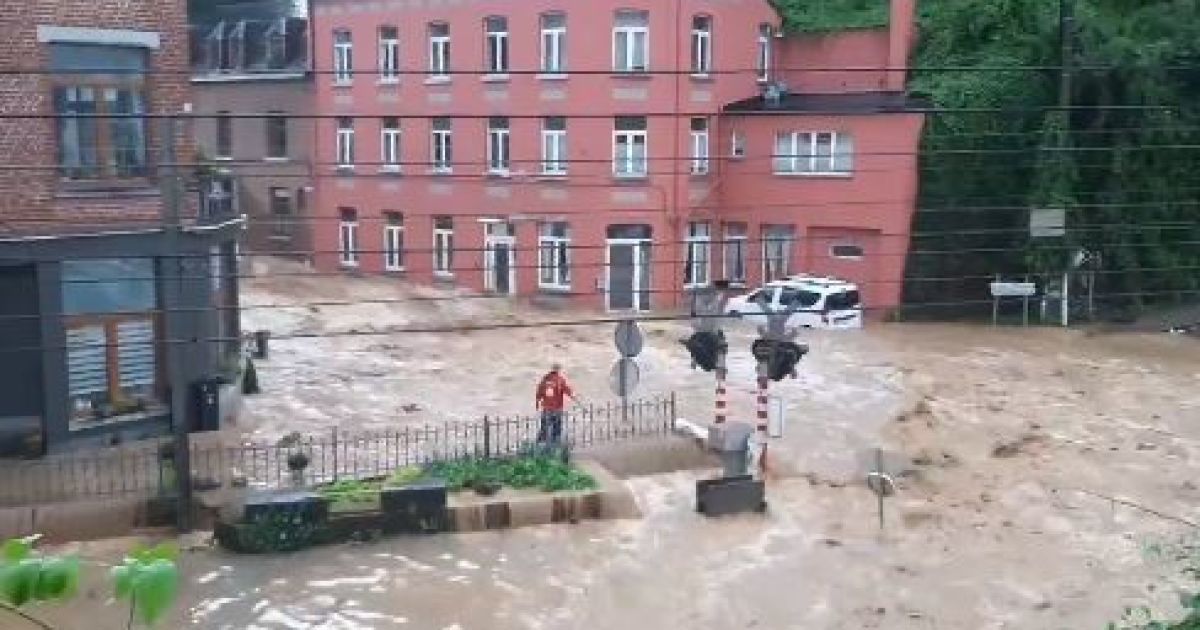 Бельгію накрила нова повінь: потоки води несли машини