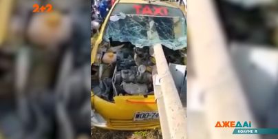 У Колумбії таксист на високій швидкості не впорався з керуванням і його авто наїхало на відбійник