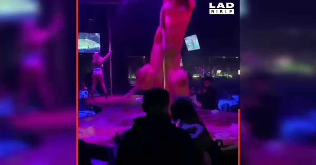 Танцовщица на пилоне в костюме динозавра и соблазнительные ягодицы Деми Роуз. Тренды Сети