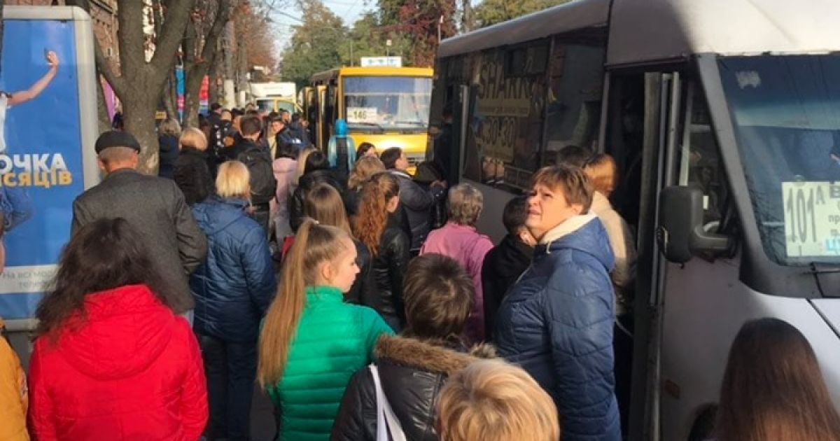 У Дніпрі через провал в асфальті біля гуртожитку обмежили рух транспорту - у місті утворився колапс