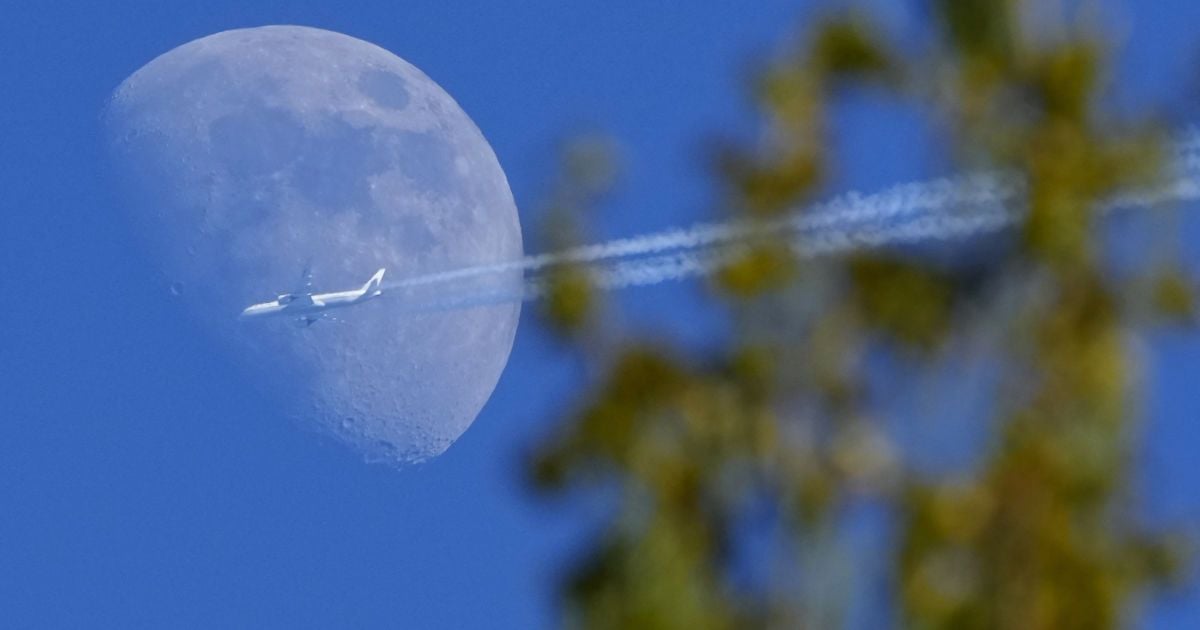 Китайський зонд здійснив посадку на зворотному боці Місяця