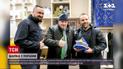 "Нумерація вагонів починається з голови поїзда": Борис Джонсон носить подарунок із України