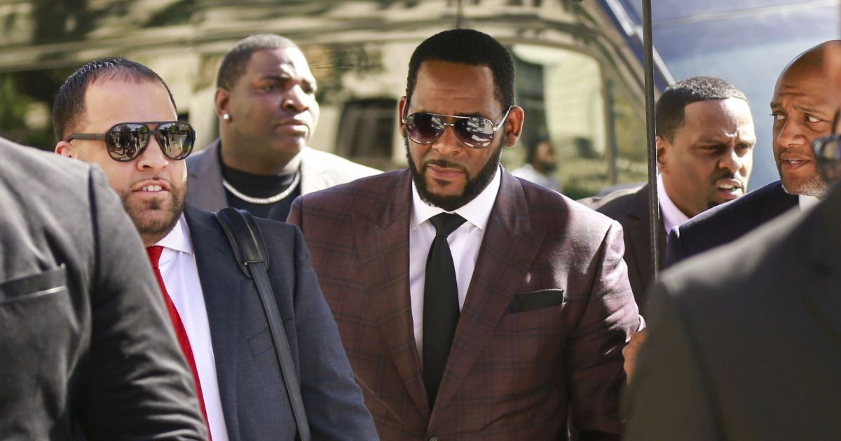 Американського співака R. Kelly визнали винним у торгівлі людьми