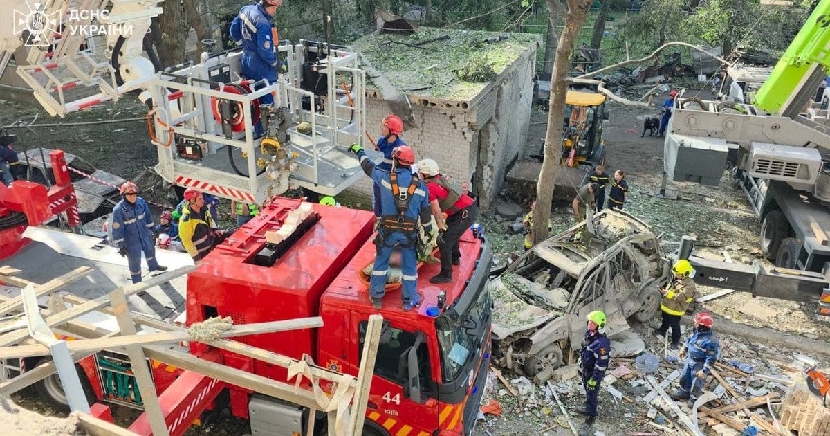 Рятувальні роботи на місці атаки в Києві.