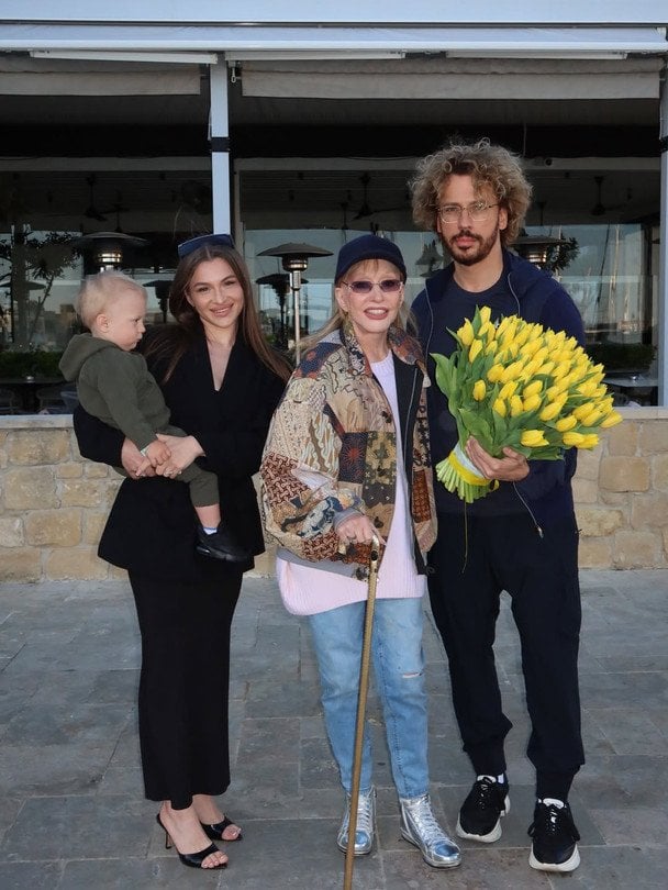 Алла Пугачова тепер користується тростиною