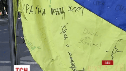 Президент Украины начинает флешмоб «Подпиши флаг»